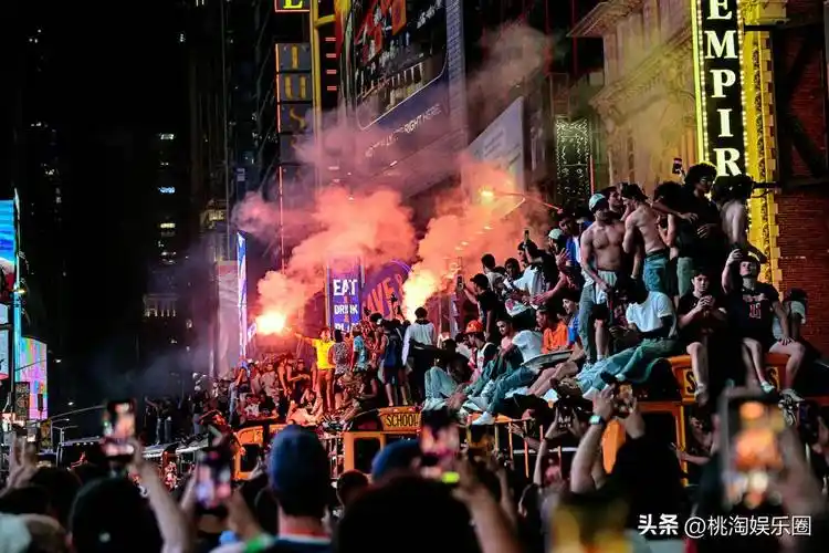 纽约双线狂欢：世界杯热潮未散，尼克斯游行暗藏足球野望